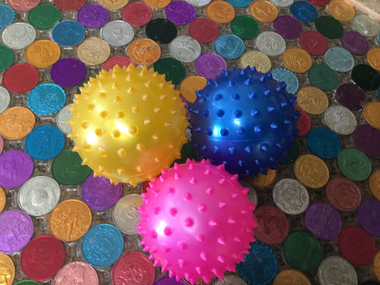 SACK ASSORTED COLOR KNOBBY BALL 5" 20 PCS