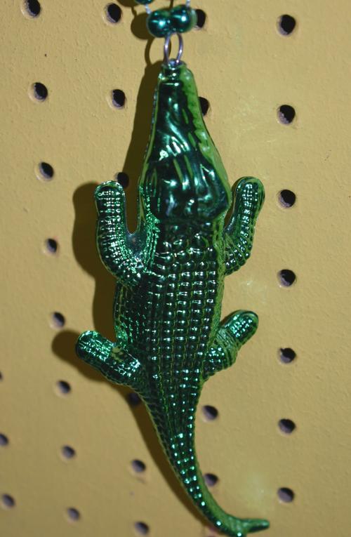 LARGE BLOW MOLD ALLIGATOR MEDALLION