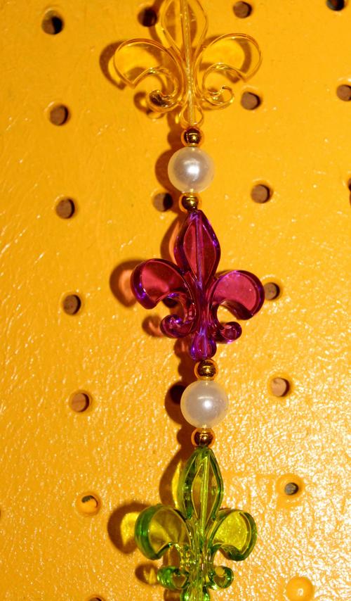 WHITE PEARL W/PURPLE, GREEN, AND GOLD FLEUR DE LEIS